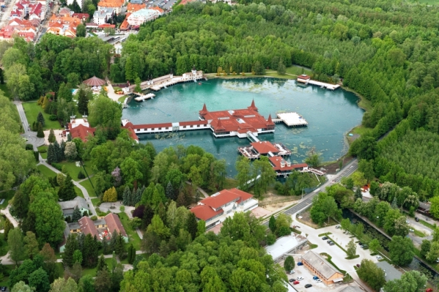 Hotel Aquamarin*** se nachází v klidné části lázeňského města Hévíz, pět minut procházky od centra města a pouze 800 metrů od světoznámého termálního jezera. 